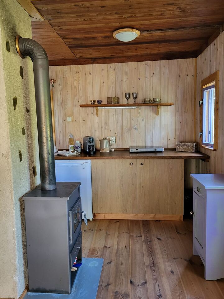 Krbová kamna a kuchyňská linka v chatičce